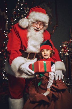 Neşeli Noel Baba ve elfi eve Noel hediyesi getirmiş. Mutlu Noeller ve mutlu yıllar.!
