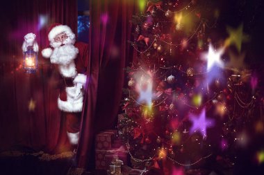 Neşeli Noel Baba pencereden gizlice eve giriyor, perdenin arkasından elinde bir fenerle dışarı bakıyor. Noel ve Yeni Yıl kavramı.