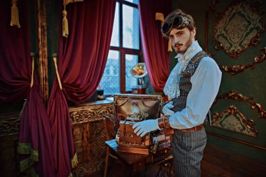 Viktorya dönemi iç mimarisi olan evinde bir bilim adamının portresi. Steampunk 'ın macera dünyası.