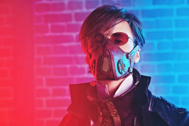 Steampunk dünyası. Duvarın arkasında duran cesur bir dieselpunk 'ın portresi.