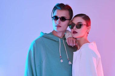 Şık güneş gözlükleriyle poz veren şık gençler. Gözlük modası.