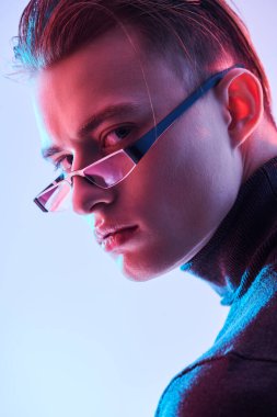 Gözlük stili. Modern gözlüklü yakışıklı bir adamın portresi. Erkek aksesuarları, optikler.