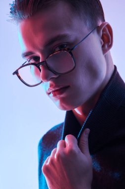 Modern gözlüklü yakışıklı bir adamın portresi. Gözlük stili. Erkek aksesuarları, optikler.