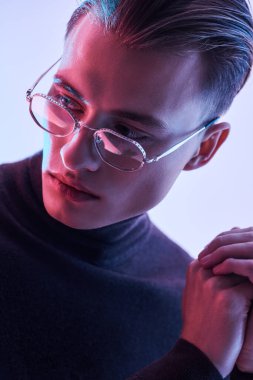 Gözlük stili. Modern gözlüklü yakışıklı bir adamın portresi. Erkek aksesuarları, optikler.