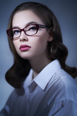 İş stili. Zarif gözlüklü güzel bir genç kadının portresi. Gözlük modası. 
