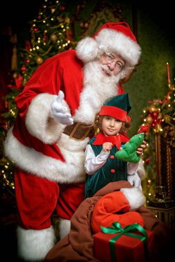 Neşeli Noel Baba ve elfi eve Noel hediyesi getirmiş. Mutlu Noeller ve mutlu yıllar.!