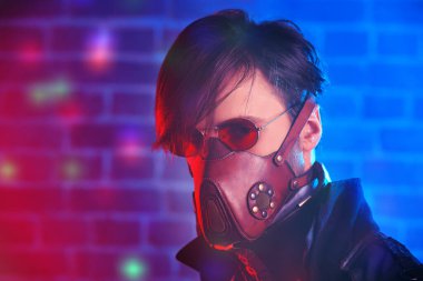 Steampunk dünyası. Duvarın arkasında duran cesur bir dieselpunk 'ın portresi.