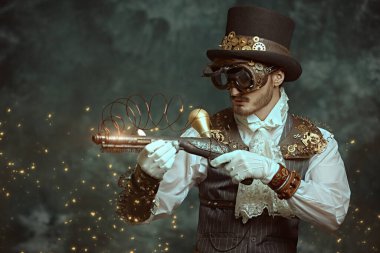 Cesur Victoria Steampunk 'lı bir adamın portresi grunge bir arka planda elinde silahla dikiliyor. Hayal dünyası, maceralar. 