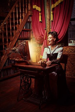 Güzel duygusal steampunk kadın bilim adamı Viktorya dönemi iç mimarisi ile laboratuarında bir keşif yaptı.. 