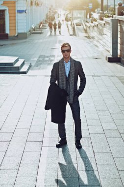 Şehir caddesinde şık takım elbiseli modern bir iş adamı. Erkek modası. İş biçimi. 