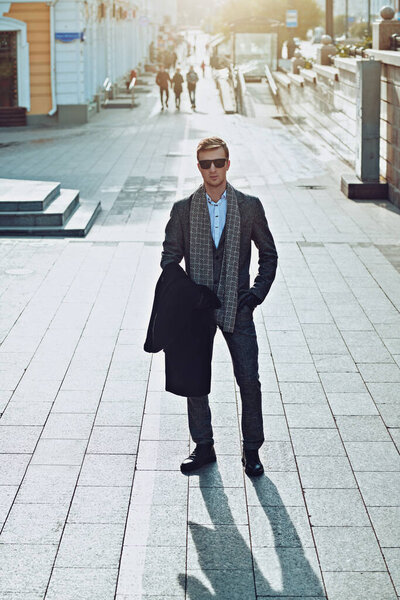 Современный бизнесмен в элегантном костюме на городской улице. Мужская мода. Бизнес стиль. 