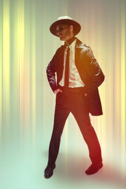 Erkek modası, aksesuarlar. Stüdyoda şık kıyafetler ve erkek kemeriyle poz veren bir mankenin tam boy portresi.. 