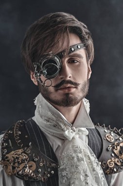 Siyah dumanlı arka planda yakışıklı bir steampunk adamın portresi. Hayal dünyası.. 