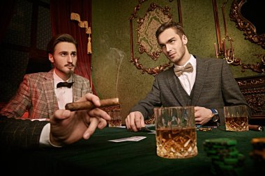 Yakışıklı zengin adamlar kumarhanede vakit geçiriyorlar. Lüks yaşam tarzı.