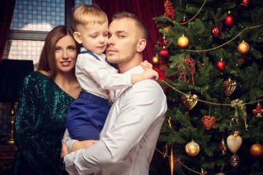 Mutlu ebeveynler ve sevgili oğulları evlerinde güzel, rahat bir Noel atmosferinde. Mutlu aile tatilleri.. 