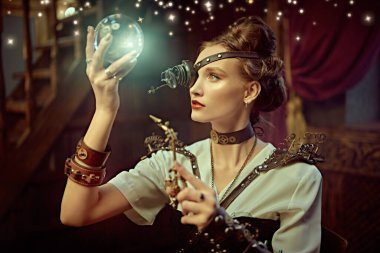 Güzel steampunk kadın bilim kadını mucit Viktorya dönemi iç mimarisi ile laboratuarında çalışıyor.. 