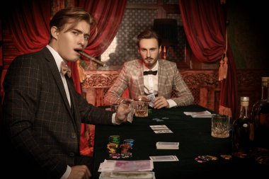 Yakışıklı zengin adamlar kumarhanede vakit geçiriyorlar. Lüks yaşam tarzı.