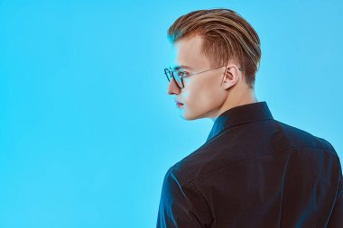 Erkek aksesuarları, optikler. Zarif gözlüklü yakışıklı bir gencin portresi. İş stili. Boşluğu kopyala.