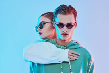 Şık güneş gözlükleriyle poz veren şık gençler. Gözlük modası.