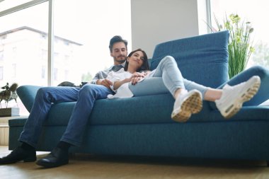 Aşık güzel genç insanlar evde birlikte vakit geçiriyorlar. Mutlu bir çift. Evin içi, mobilyalar.. 