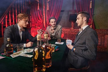 Yakışıklı zengin adamlar kumarhanede vakit geçiriyorlar. Lüks yaşam tarzı.