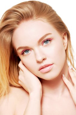 Beyaz arka planda pembe renkli açık renk makyajlı güzel sarışın bir kızın portresi. Spa, cilt bakımı ve kozmetik ürünleri. Güzel kız..