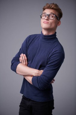 Erkekler için optik. Sarı saçlı, gözlüklü ve gülümseyen yakışıklı bir gencin portresi.. 