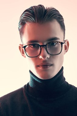Gözlük stili. Modern gözlüklü yakışıklı bir adamın portresi. Erkek aksesuarları, optikler.