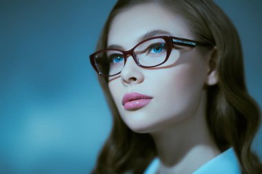Zarif gözlüklü güzel bir genç kadının portresi. Gözlük modası. İş biçimi.