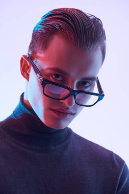 Gözlük stili. Modern gözlüklü yakışıklı bir adamın portresi. Erkek aksesuarları, optikler. İş biçimi.