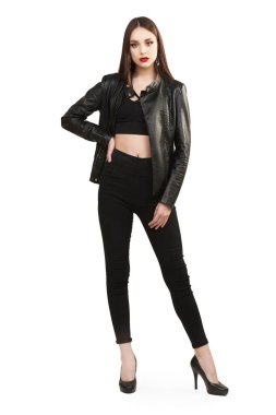 Moda fotoğrafı. Siyah elbiseler ve beyaz arka planda siyah deri ceket giyen güzel bir esmer kızın portresi.. 