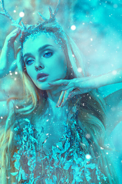 Очаровательная лесная нимфа в волшебном лесу. Мир фантазий. 