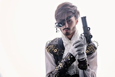 Steampunk aletleri ve beyaz arka planda silahı olan yakışıklı, asil bir adamın portresi. Steampunk konsepti. Boşluğu kopyala. 