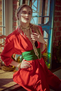 Moda fotoğrafı. Güzel kız model şık kıyafetler ve mücevherlerle poz veriyor. Makyaj ve kozmetik.  