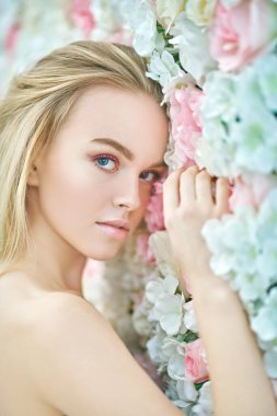 Açık makyajlı, pembe renkli ve sarı saçlı güzel bir kadın. Bahar kızı. Güzellik konsepti. 