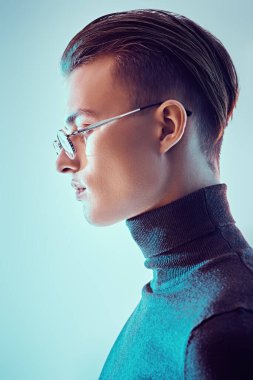 Modern gözlüklü yakışıklı bir gencin profili. Gözlük stili. Erkek aksesuarları, optikler.