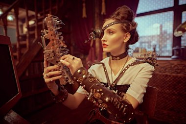 Steampank fantezi dünyası. Güzel steampunk kadın bilim kadını mucit Viktorya dönemi iç mimarisi ile laboratuarında çalışıyor.. 
