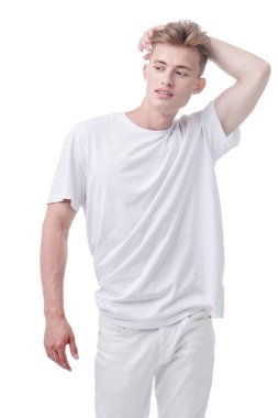 Sarışın yakışıklı genç adam beyaz arka planda günlük beyaz giysiler içinde stüdyoda poz veriyor. Erkek güzeli, moda. Yaz stili.