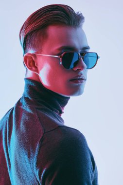 Modern güneş gözlüklü yakışıklı bir gencin portresi. Stüdyo portresi. Erkek aksesuarları, optikler. 