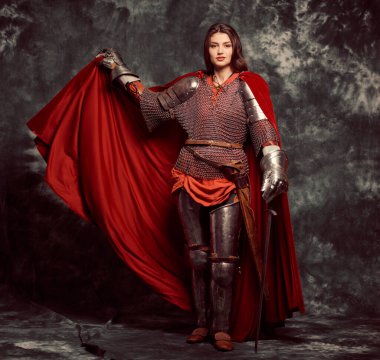 Soylu zırhlı güzel bir kadın şövalyenin tam boy portresi. Orta Çağ Tarihi.