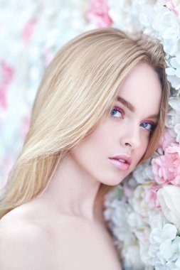 Açık makyajlı, pembe renkli ve sarı saçlı güzel bir kadın. Bahar kızı. Güzellik konsepti. 