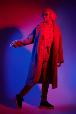 Parlak bir ışıkta kısa bir perukla şık kürklü, kısa peruklu çekici bir manken kızın tam boy portresi. Moda fotoğrafı.. 