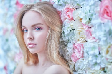 Açık makyajlı, pembe renkli ve sarı saçlı güzel bir kadın. Bahar kızı. Güzellik konsepti. 