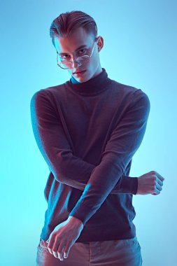 Zarif gözlüklü yakışıklı bir gencin portresi. Erkek aksesuarları, optikler. 