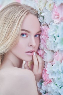 Açık makyajlı, pembe renkli ve sarı saçlı güzel bir kadın. Bahar kızı. Güzellik konsepti. 