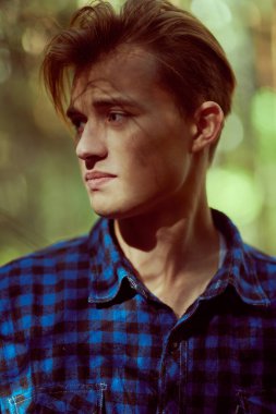 Dışarıdaki yakışıklı bir gencin yakın portresi. Erkek güzeli..