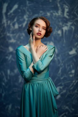 Zarif elbiseli çekici, sofistike bir kız Grunge gibi duruyor. Sanat modası. Saç ve makyaj 20 'li yılların tarzında.. 