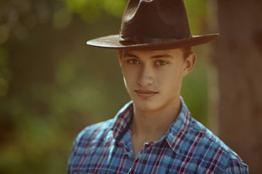 Vahşi ormandaki genç bir adamın portresi. Erkek güzeli.. 