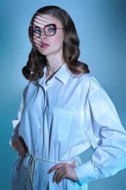 Zarif gözlüklü güzel bir iş kadını portresi ve mavi arka planda beyaz gömlek. İş stili. Kadınlar için optikler