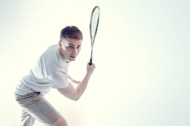 Heyecanlı sporcu heyecanla squash oynuyor. Aktif yaşam tarzı. Spor ve sağlık hizmetleri. Kopya alanı ile Stüdyo portresi. 